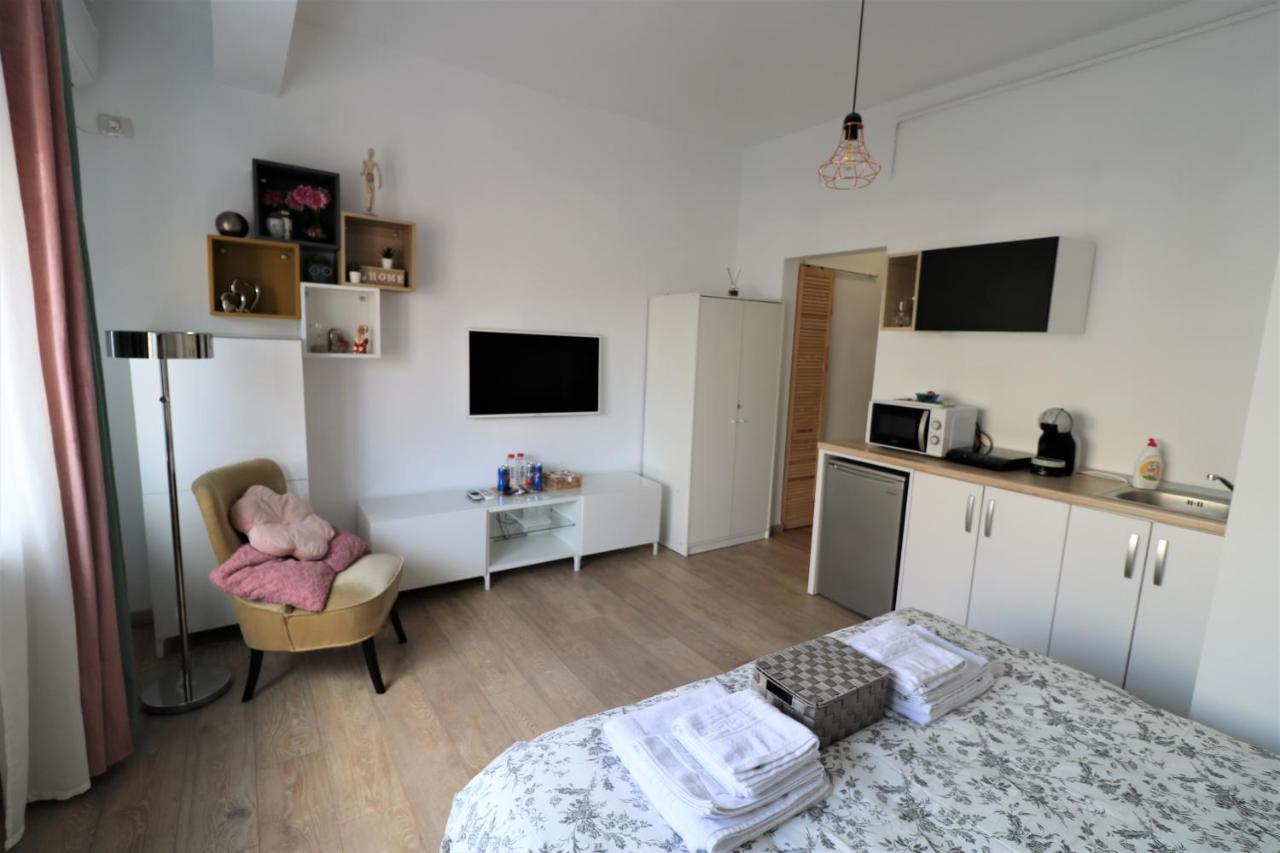 Lovely City Center Apartment - Free Minibar Bukarest Kültér fotó