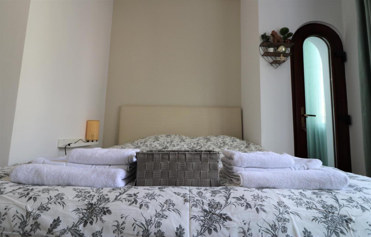 Lovely City Center Apartment - Free Minibar Bukarest Kültér fotó