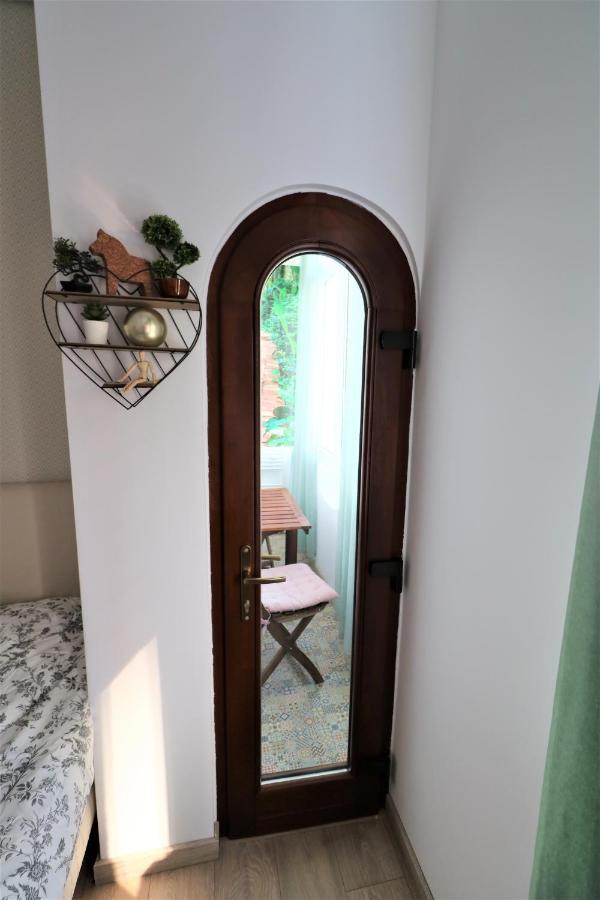Lovely City Center Apartment - Free Minibar Bukarest Kültér fotó