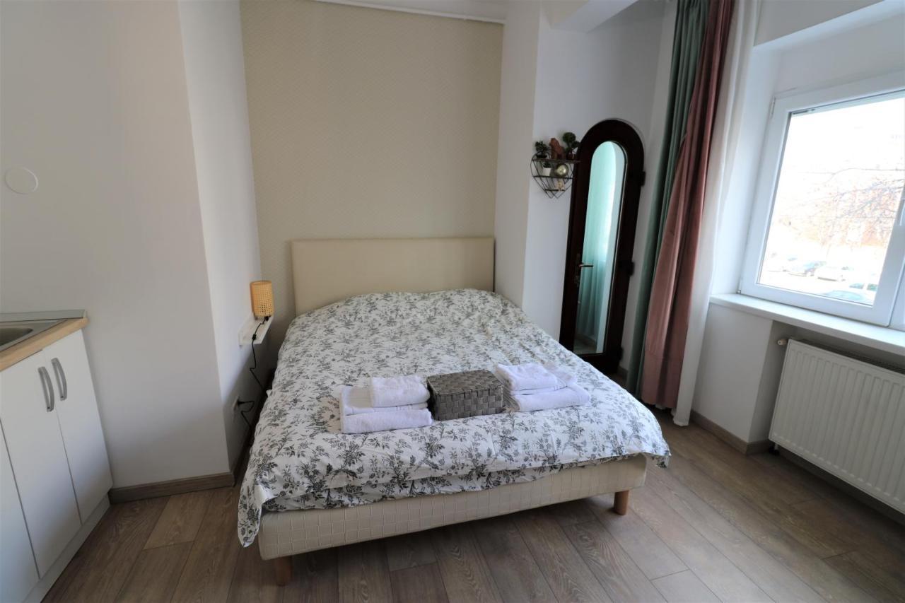 Lovely City Center Apartment - Free Minibar Bukarest Kültér fotó