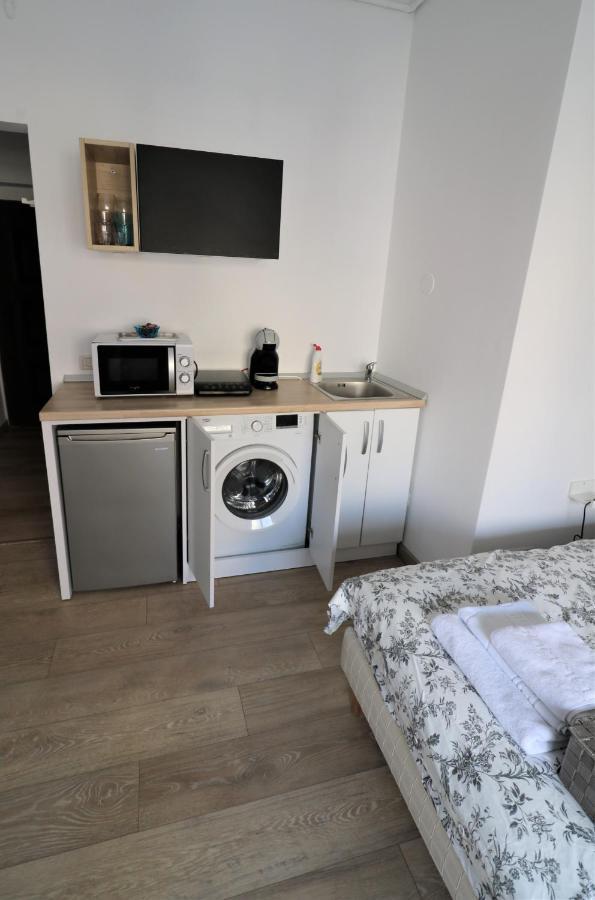 Lovely City Center Apartment - Free Minibar Bukarest Kültér fotó